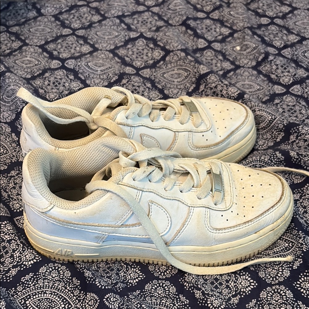 Nike White Sneakers Classic Low-Top Design